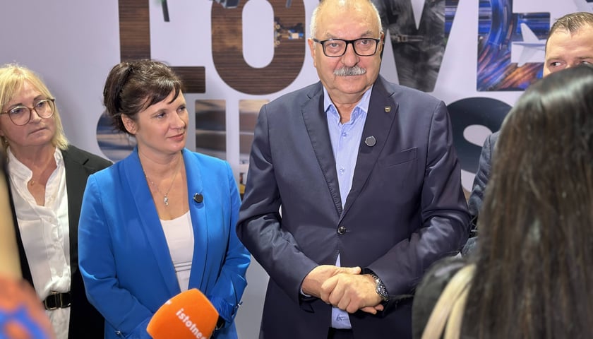 Magdalena Okulowska, prezes zarządu Agencji Rozwoju Aglomeracji Wrocławskiej i Cezary Przybylski, wiceprzewodniczący Sejmiku Województwa Dolnośląskiego podczas otwarcia pierwszego dnia targów Web Summit dla Wrocławia i Dolnego Śląska