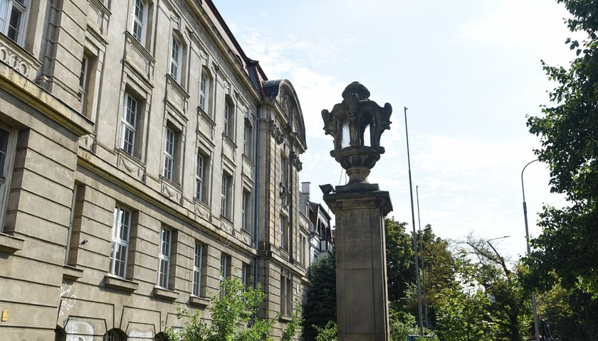 Neobarokowy gmach pod adresem Powstańców Śląskich 134-138, widok z roku 2025