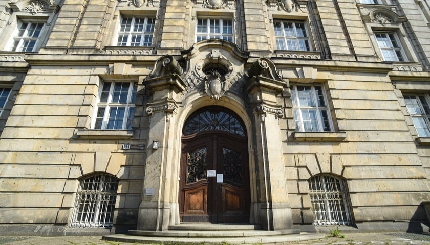 Neobarokowy gmach pod adresem Powstańców Śląskich 134-138, widok z roku 2025