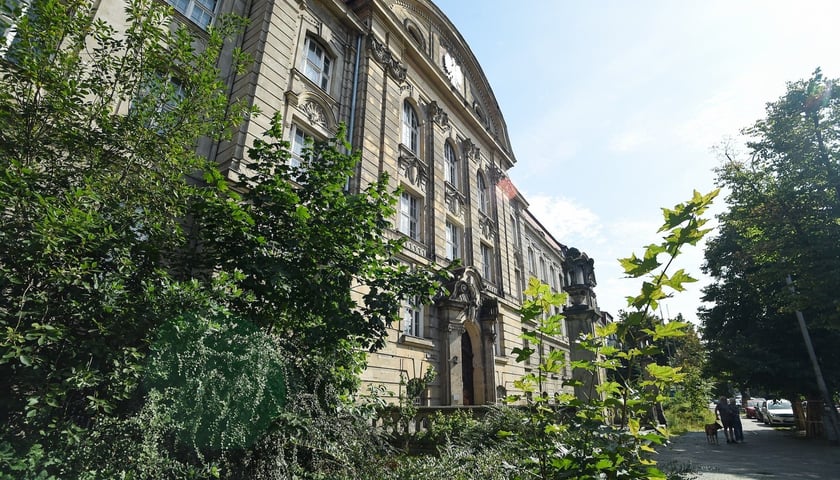 Neobarokowy gmach pod adresem Powstańców Śląskich 134-138, widok z roku 2025