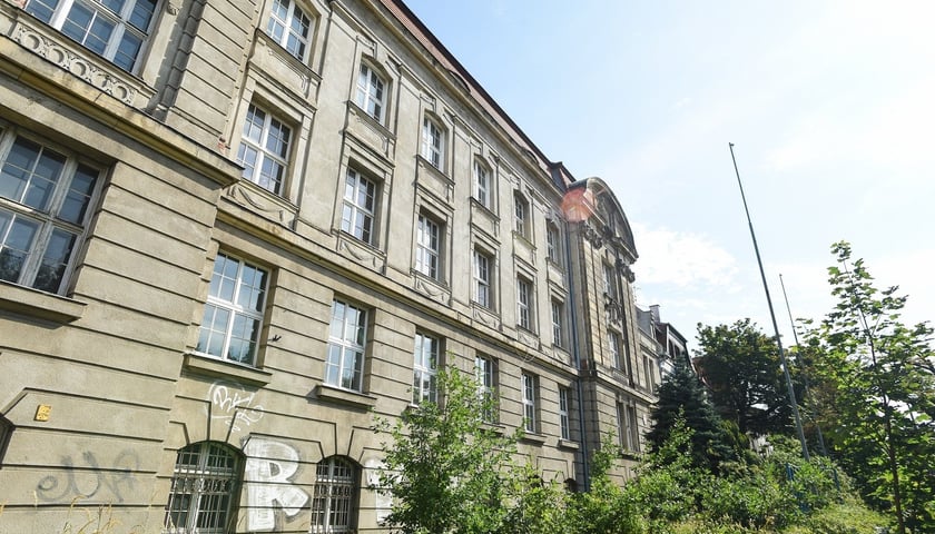 Neobarokowy gmach pod adresem Powstańców Śląskich 134-138, widok z roku 2025