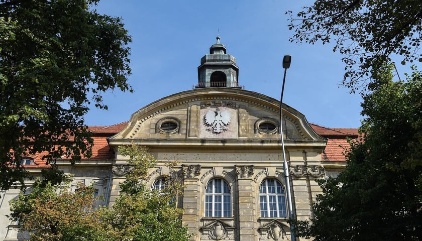 Neobarokowy gmach pod adresem Powstańców Śląskich 134-138, widok z roku 2025