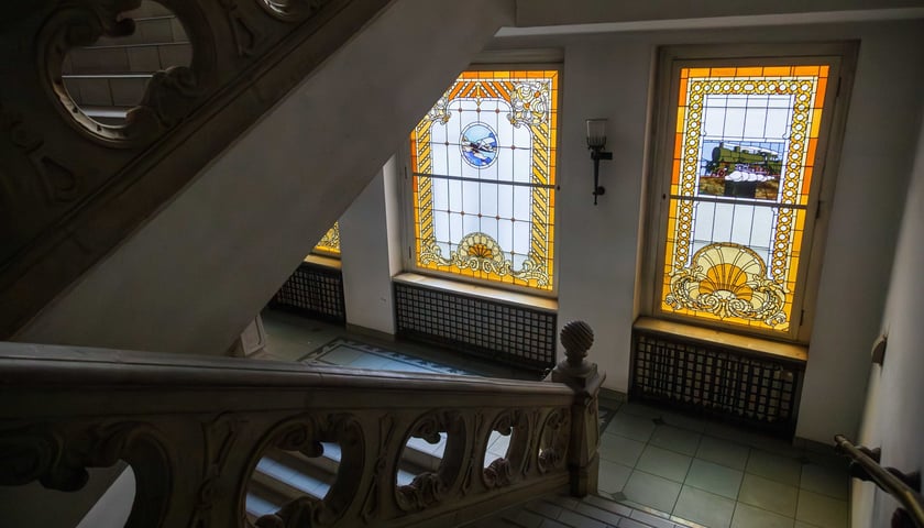 Neobarokowy gmach pod adresem Powstańców Śląskich 134-138, widok z roku 2025