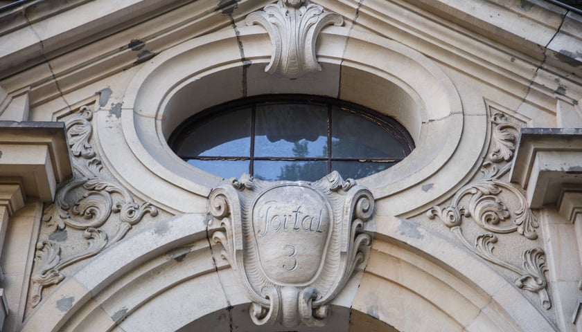 Neobarokowy gmach pod adresem Powstańców Śląskich 134-138, widok z roku 2025