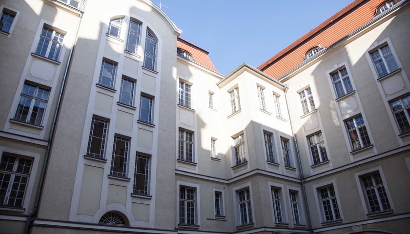 Neobarokowy gmach pod adresem Powstańców Śląskich 134-138, widok z roku 2025