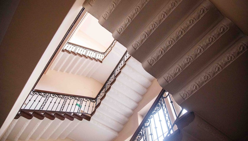 Neobarokowy gmach pod adresem Powstańców Śląskich 134-138, widok z roku 2025