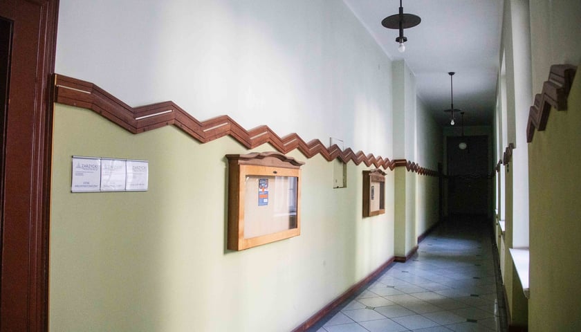 Neobarokowy gmach pod adresem Powstańców Śląskich 134-138, widok z roku 2025