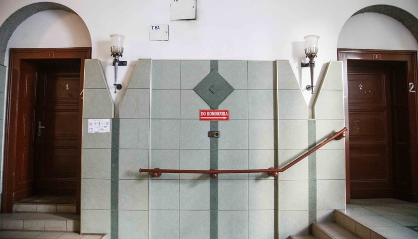 Neobarokowy gmach pod adresem Powstańców Śląskich 134-138, widok z roku 2025