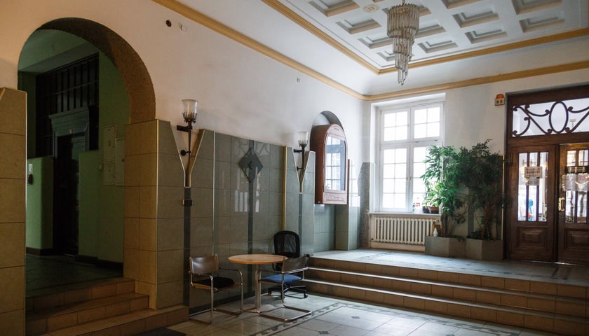 Neobarokowy gmach pod adresem Powstańców Śląskich 134-138, widok z roku 2025