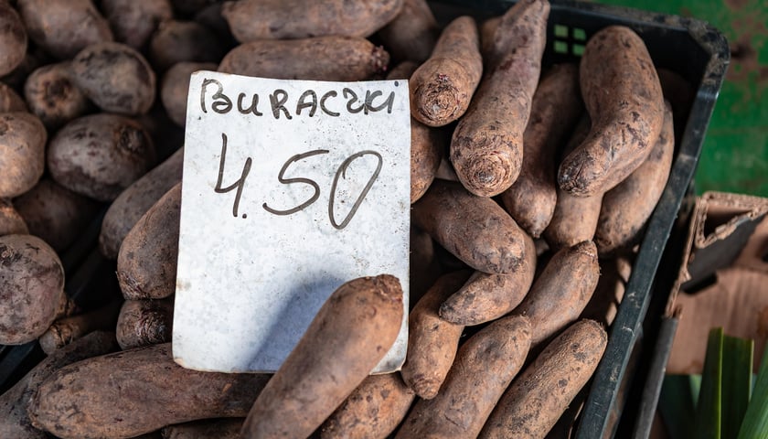 Sprzedaż buraków na wrocławskich targowiskach.