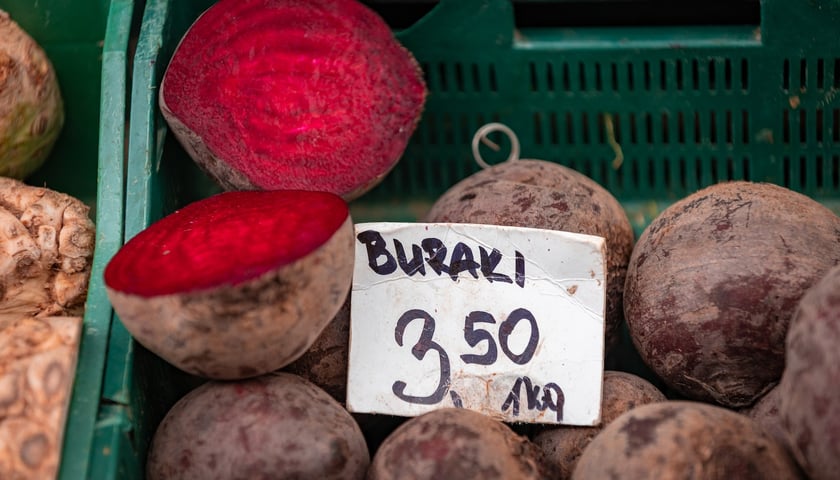 Sprzedaż buraków na wrocławskich targowiskach.