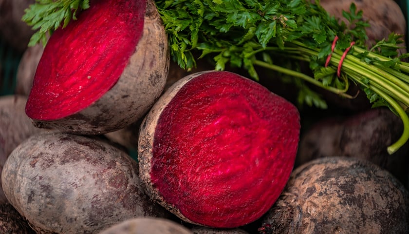 Sprzedaż buraków na wrocławskich targowiskach.