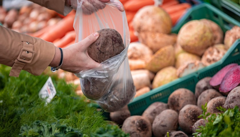 Sprzedaż buraków na wrocławskich targowiskach.