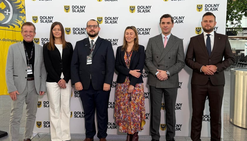 Dwie kobiety i czterech mężczyzn. Uczestnicy Dolnośląskiego Forum Innowacji 2025, 3.12.2025 r. r. 