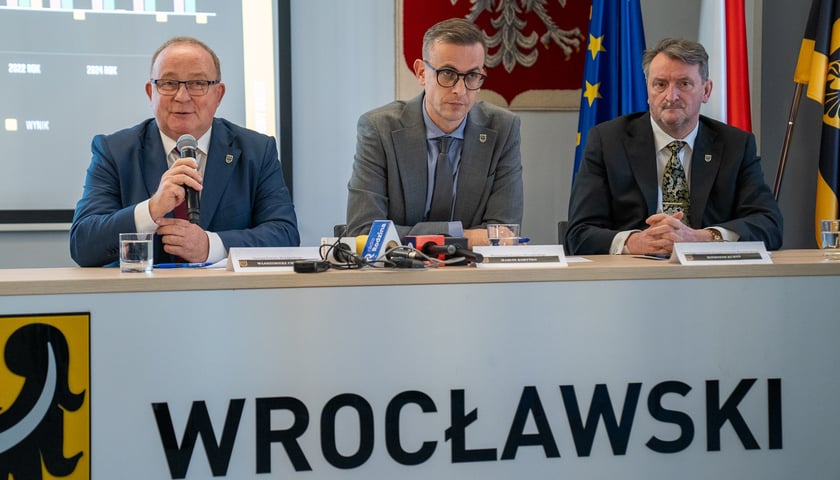 Od lewej strony siedzą: starosta Włodzimierz Chlebosz, wicestarosta Marcin Korytko i członek zarządu powiatu wrocławskiego Hieronim Kuryś