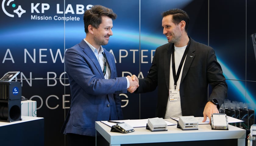 Dwóch mężczyzn podają sobie dłonie. Od lewej strony stoją: Michał Zięba - CTO Scanway i Michał Zachara, COO KP Labs