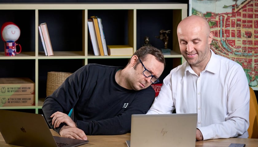 Od lewej strony siedzą: Bartłomiej Karaban i Łukasz Kmieć, liderzy WAIT – Wrocław AI Team.