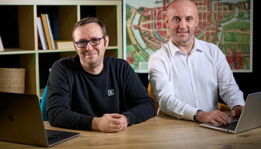 Od lewej strony siedzą: Bartłomiej Karaban i Łukasz Kmieć, liderzy WAIT – Wrocław AI Team.