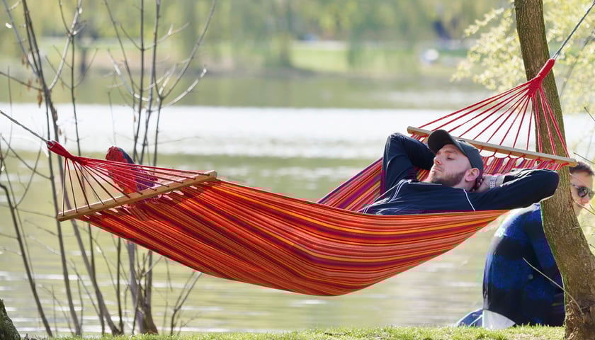 Mężczyzna odpoczywający na hamaku.