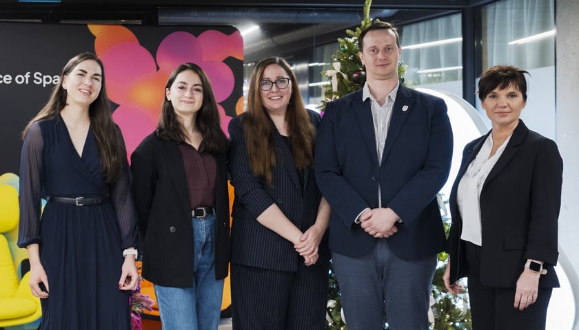 4 kobiety i mężczyzna. Ace of Space, śniadanie biznesowe. Pierwsza z lewej strony sto Magdalena Okulowska prezes ARAW we Wrocławiu