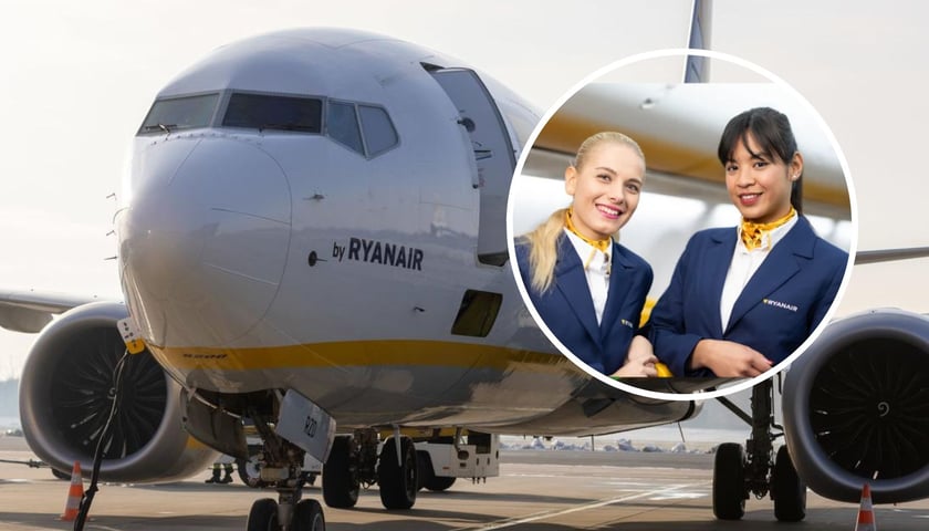 Samolot Ryanair na lotnisku we Wrocławiu, dwie usmiechniete stewardess Ryanair. 7 stycznia 2026 ogłoszono rekrutację na personel pokładowy