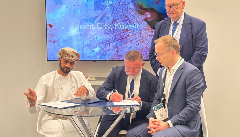 Podpisanie porozumienie na monitorowanie infrastruktury gazowej w Sułtanacie Omanu. Od lewej strony: dr Abdulaziz Alsawai, CEO ETCO SPACE, dr Daniel Więzik, CEO SatRev S.A., Łukasz Maciejewski, członek zarządu SatRev S.A., Witold Śmidowski, były ambasadora RP w Iranie i Arabii Saudyjskiej