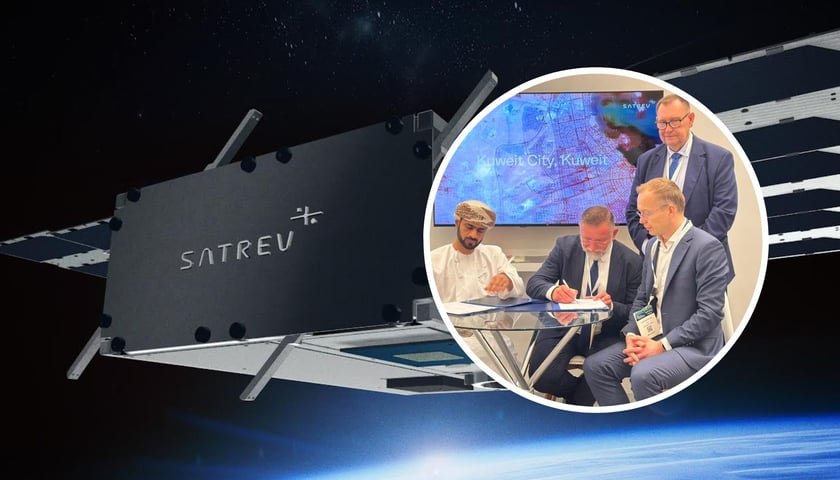 Satelita SatRev w kosmosie. Czterech mężczyzn: dr Abdulaziz Alsawai, CEO ETCO SPACE, dr Daniel Więzik, CEO SatRev S.A., Łukasz Maciejewski, członek zarządu SatRev S.A.,  Witold Śmidowski, były ambasadora RP w Iranie i Arabii Saudyjskiej