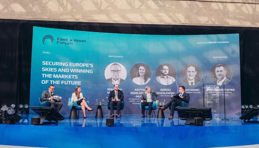 Uczestnicy pierwszej edycji East x West Forum.
