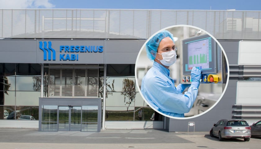 Zakład Fresenius Kabi w Błoniu koło Wrocławia. Mężczyzna w okularach i maseczce na ustach podczas pracy w zakładzie Fresenius 