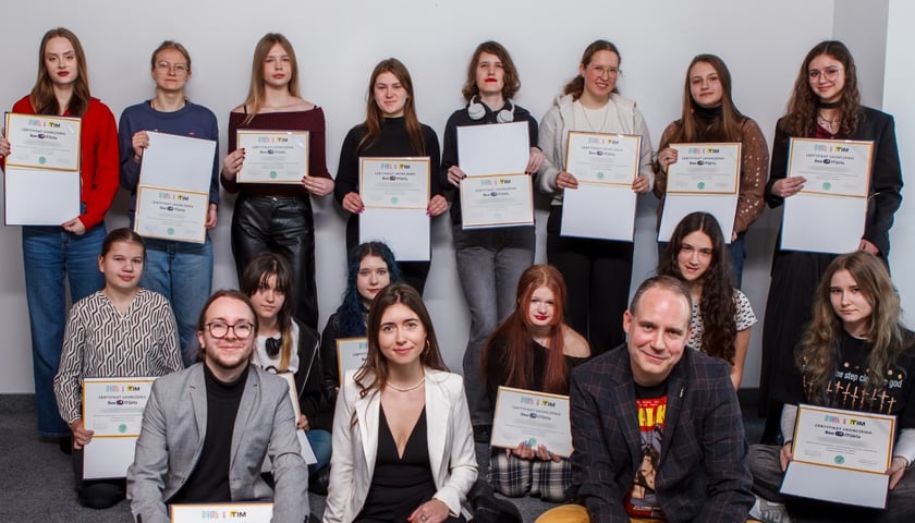 Kobiety i mężczyźni, uczestnicy finału Bee IT Girls we Wrocławiu