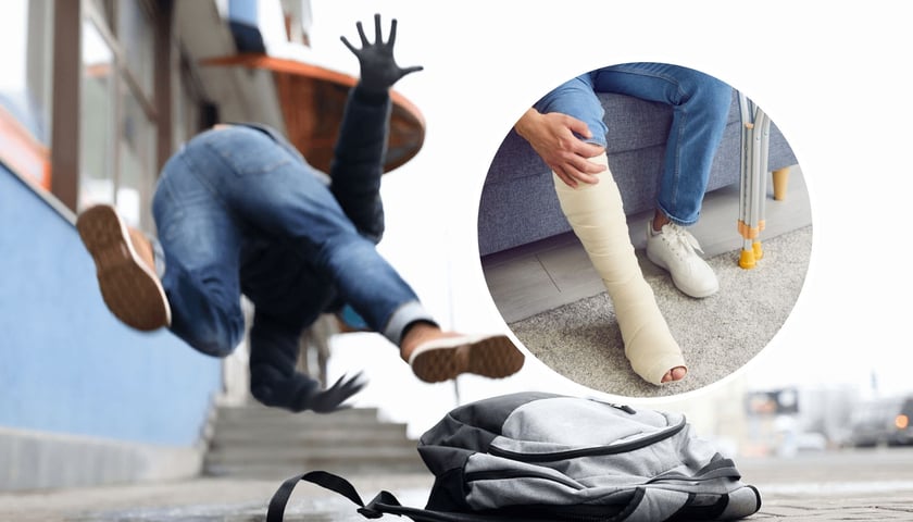 Plecak leżący na chodniku, osoba na śliskim chodniku, noga w gipsie, zdjęcie ilustracyjne  