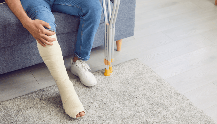 Noga w gipsie, osoby siedzącej na fotelu. Zasiłek chorobowy po wypadku w drodze do lub z pracy. Komu przysługuje?