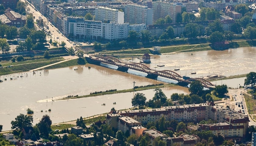 Kulminacyjna fala powodziowa na Odrze przepływa przez Wrocław we wrześniu 2024 r. Stan wałów przeciwpowodziowych kontrolowały wtedy m.in. drony.