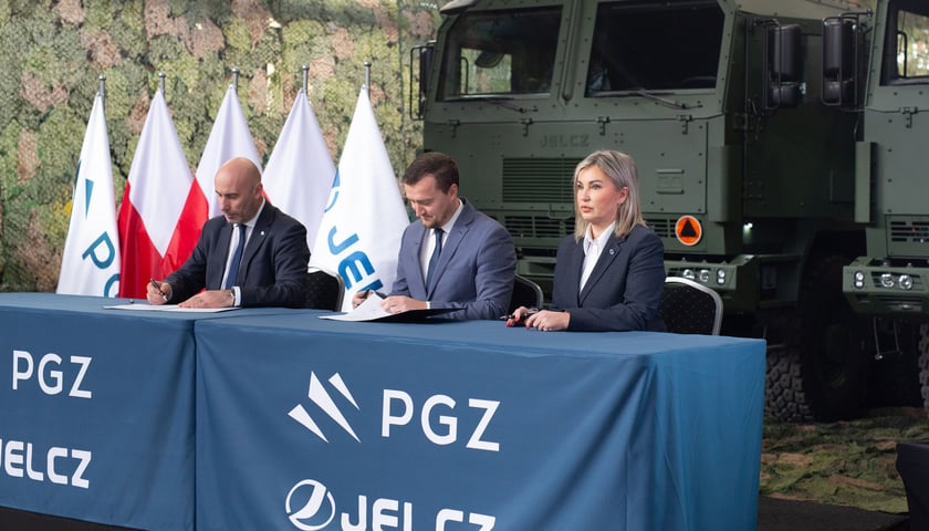 Ze strony Polskiej Grupa Zbrojeniowej S.A. umowę podpisał prezes zarządu Adam Leszkiewicz, a ze strony spółki Jelcz: prezes zarządu Mariusz Ptak oraz członek zarządu Małgorzata Węgłowska – Juskowiak