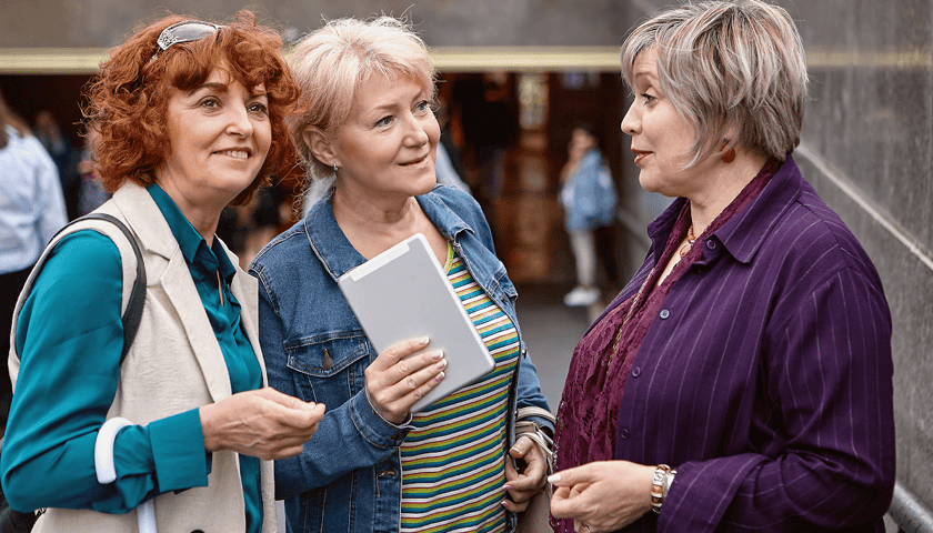 Trzy kobiety w średnim wieku, rozmawiają ze sobą, zdjęcie ilustracyjne 