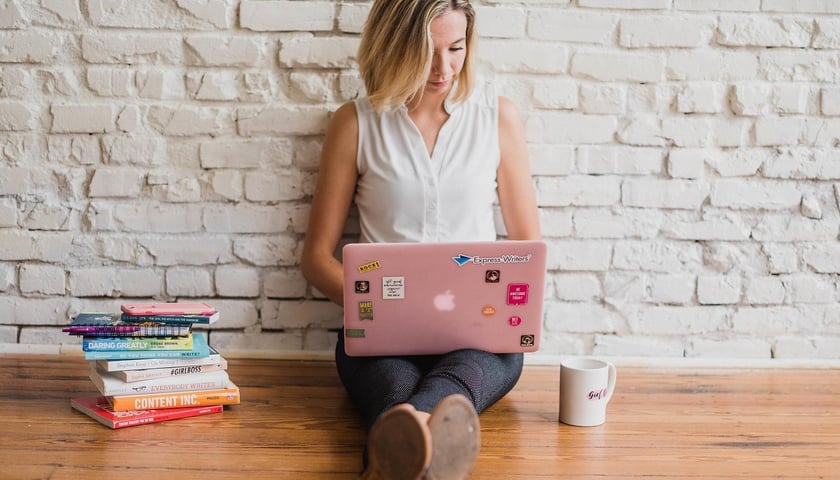 Kobieta z komputerem.