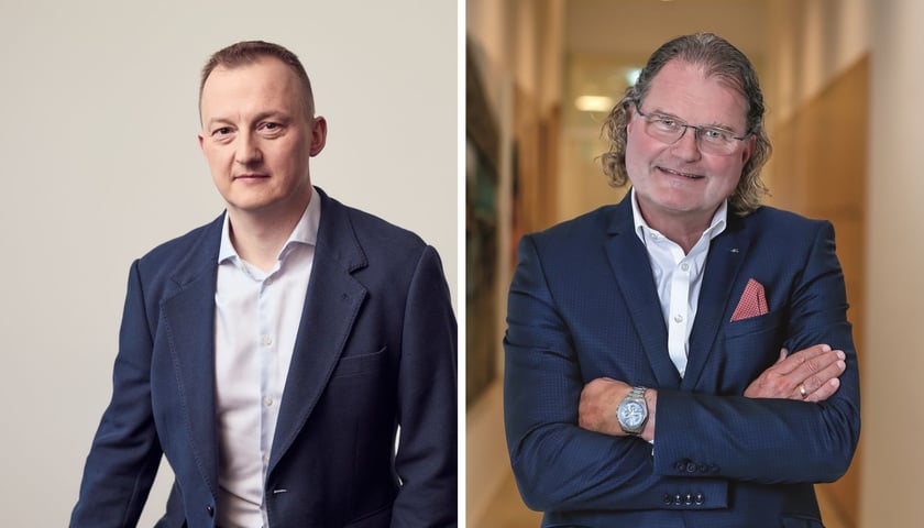 Dwóch mężczyzn. Od prawej strony stoją: Markus Trojansky, dyr. zarządzający drogeriami dm w Polsce i Kazimierz Dulas, dyr. operacyjny dmTECH w Polsce. 