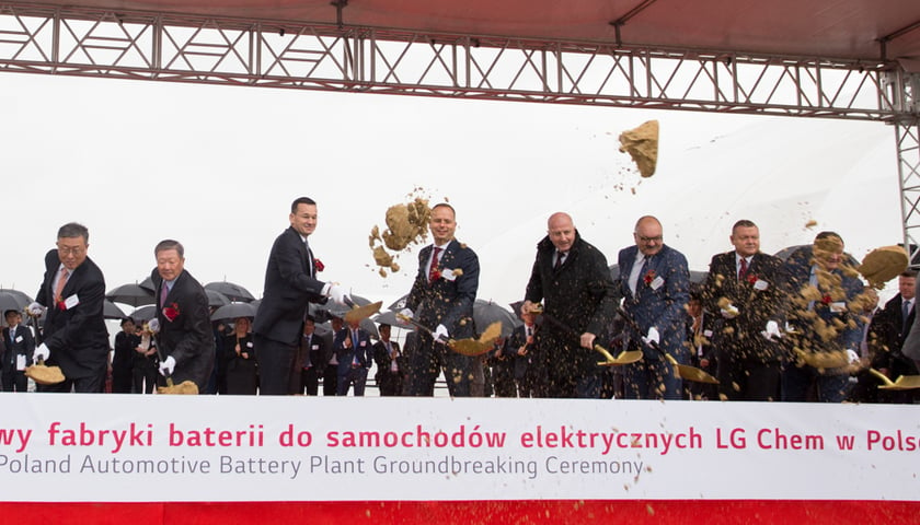 Symboliczne wbicie łopaty pod największą w Europie fabrykę baterii do samochodów elektrycznych