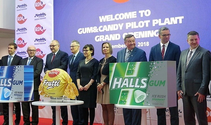 Przedstawiciele Mondelēz, władz lokalnych, organizacji partnerskich podczas symbolicznego rozruchu pilotażowej fabryki