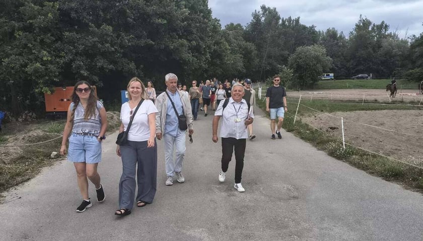 Powiększ obraz: <p>Spacer historyczny rozpoczynający projekt Echo Masselwitz, realizowany w ramach Mikrogrant&oacute;w.&nbsp;</p>