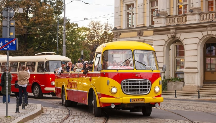 Powiększ obraz: Parada zabytkowych autobus&oacute;w i tramwaj&oacute;w na zakończenie Dnia Otwartego Zajezdni Popowice. Zdjęcie archiwalne z 2025 roku.&nbsp;