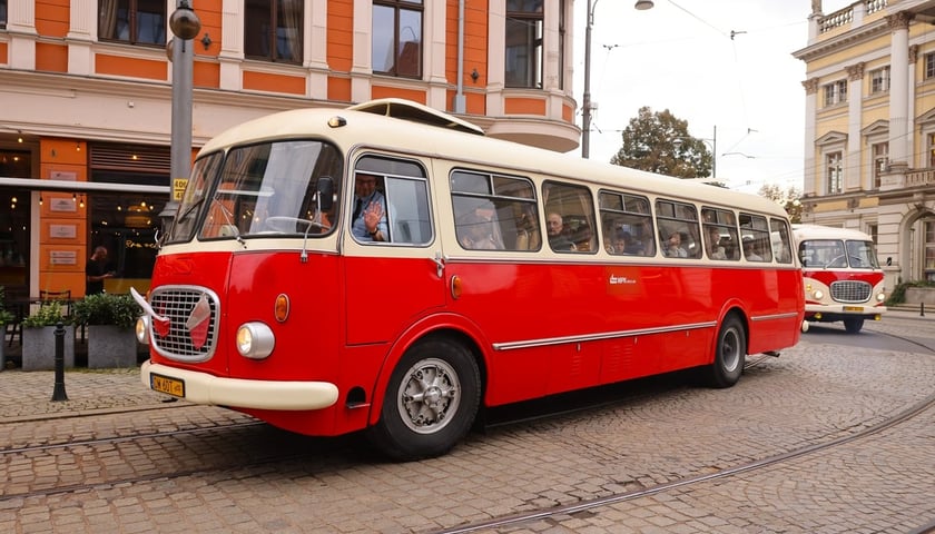 Powiększ obraz: Parada zabytkowych autobus&oacute;w i tramwaj&oacute;w na zakończenie Dnia Otwartego Zajezdni Popowice. Zdjęcie archiwalne z 2025 roku.&nbsp;
