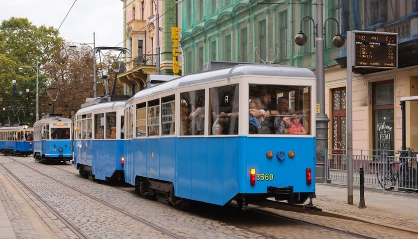 Powiększ obraz: Parada zabytkowych autobus&oacute;w i tramwaj&oacute;w na zakończenie Dnia Otwartego Zajezdni Popowice. Zdjęcie archiwalne z 2025 roku.&nbsp;