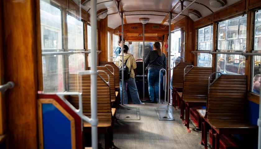 Powiększ obraz: <p>Wnętrze zabytkowego tramwaju. Zdjęcie wykonane podczas Dnia Otwartego Zajezdni Popowice w 2025 roku.&nbsp;</p>
