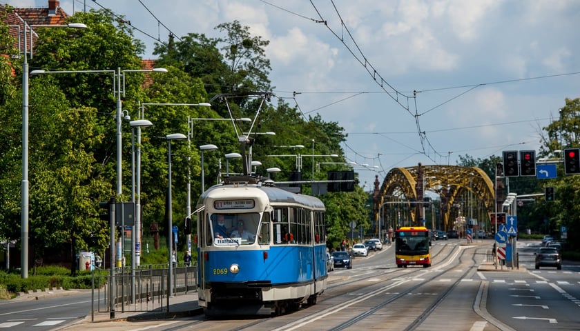 Zabytkowy tramwaj na tle mostu Zwierzynieckiego