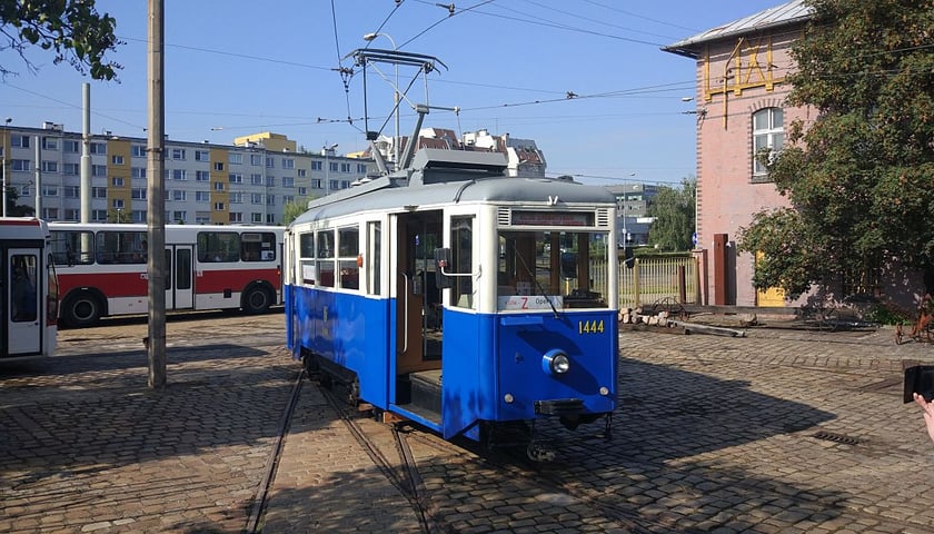 zabytkowy tramwaj w dawnej zajezdni przy ulicy Legnickiej