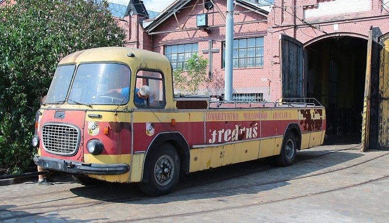 Powiększ obraz: Zabytkowy autobus "Fredruś", stan przed remontem