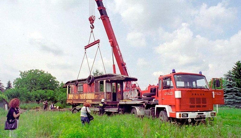 Powiększ obraz: Buda wagonu tramwajowego Maximum odnaleziona na działkach w Smolcu, podnoszona przy użyciu dźwigu. Lata 90. XX wieku.