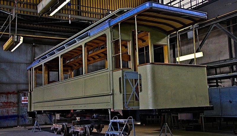 Powiększ obraz: wagon tramwajowy Maximum w trakcie remontu