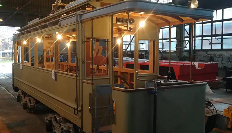 Powiększ obraz: wagon tramwajowy Maximum w trakcie remontu